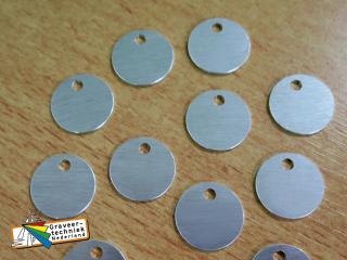 Blanco labels uit brute (ruw) aluminium, geschikt voor stansletters-slagletters.